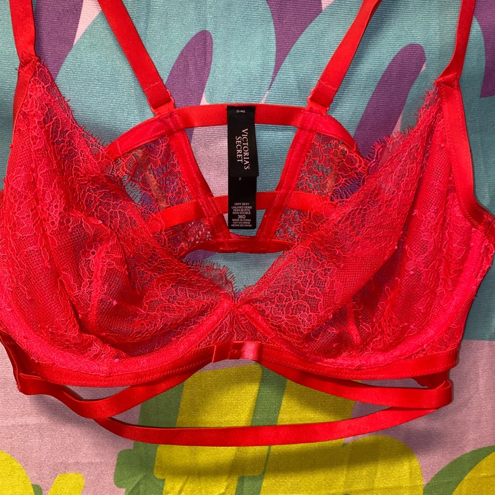Victoria's Secret Scarlet Lace Bra NWOT Strappy